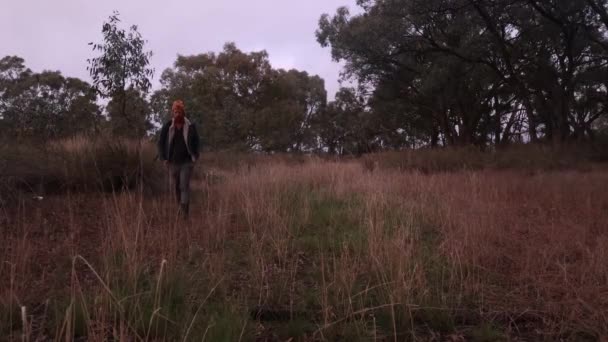 Pêcheurs Marchant Vers Caméra Dans Lit Ruisseau Sec Dans Outback — Video