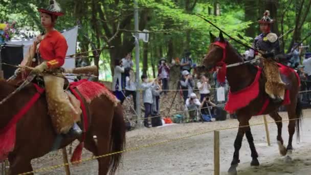 Samurai Arqueiros Passeio Passagem Multidão Yabusame Evento Omi Jingu Santuário — Vídeo de Stock