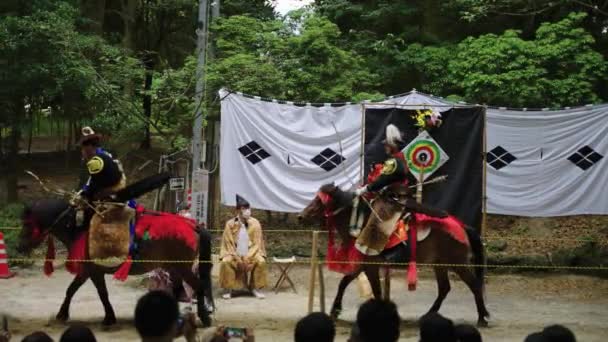 Ябусаме Dressage Дисплей Omi Jingu Shrine Перед Стрельбой Лука — стоковое видео