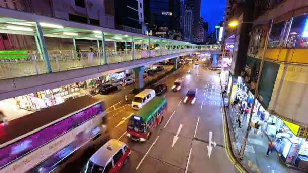 Zeitraffer Der Nacht Zeigt Regen Verkehr Der Mong Kok Road — Stockvideo