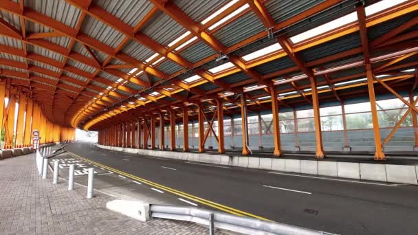 Orange Metal Tunnel Hong Kong Some Traffic Pedestrians Time Lapse — Vídeos de Stock