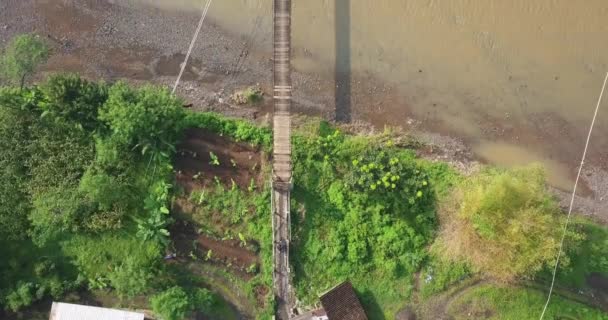 Birds Eye View Motorcycle Crosses Suspension Bridge Large Muddy River — Video Stock