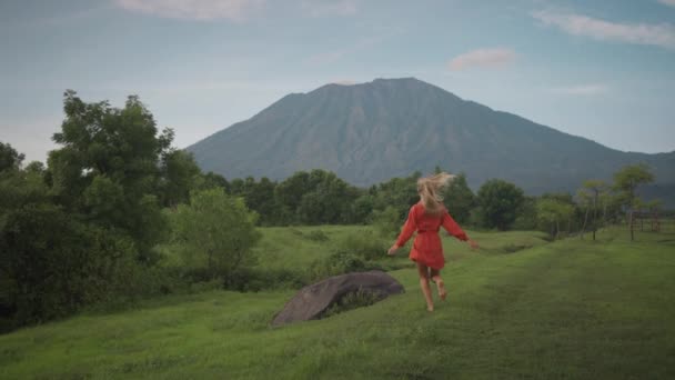 Blond Woman Orange Dress Runs Barefoot Savana Tianyar Grass Field — Video Stock