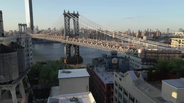 ゴールデン アワーの日没の間に ニューヨーク州ブルックリンに位置するブルックリン橋のドローン ショットを押しています 24Pで撃たれた — ストック動画