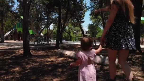 Madre Hija Caminando Por Parque Infantil Bosque Niño Mirando Alrededor — Vídeos de Stock