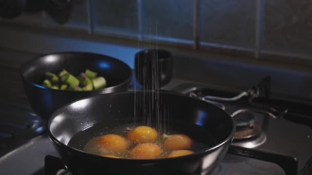 Strö Salt Råa Ägg Skål Lätt Sparris Och Ägg Recept — Stockvideo