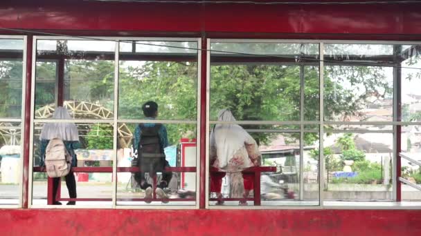 Lady Two Children Waiting Bus Shelter Next Bus City Solo — Stockvideo