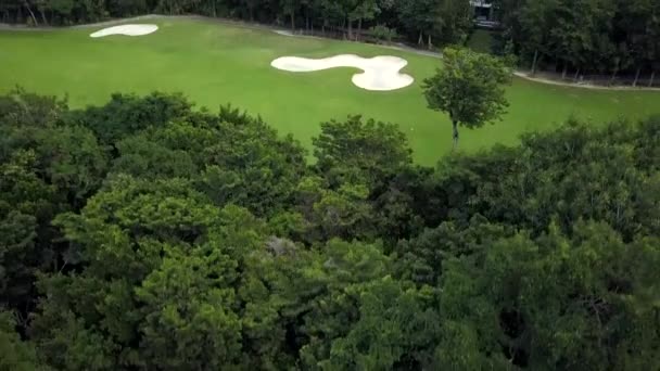 Písková Zelené Golfové Hřiště Zachycené Dronem Při Letu Vzduchem — Stock video