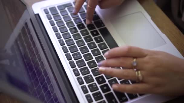 Vrouwen Handen Typen Het Toetsenbord Van Haar Laptop Werken Het — Stockvideo