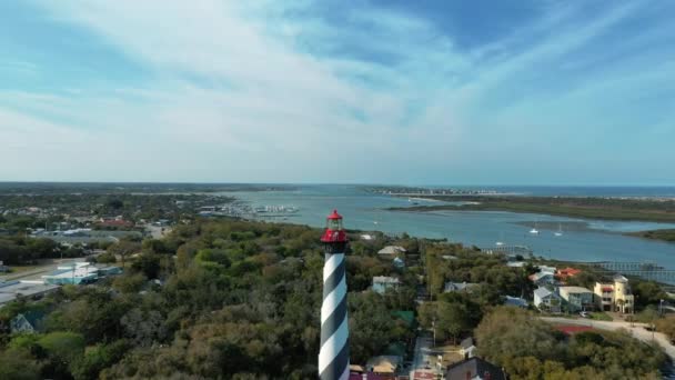 Vista Aérea Farol Listrado Preto Branco Com Museu Augustine Lighthouse — Vídeo de Stock