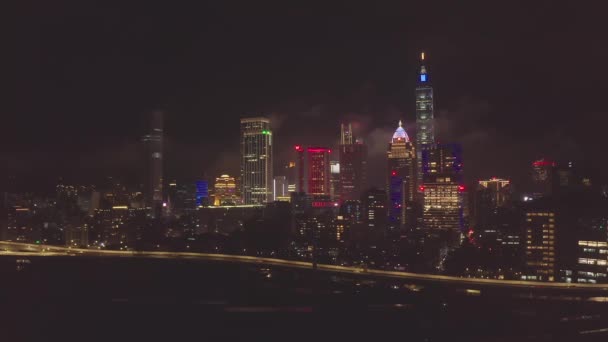 Taipei Şehrinin Gökyüzünü Geceleyin 101 Kuleyle Aydınlatmanın Panoramik Görüntüsü — Stok video