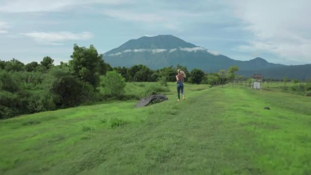 Adventure Woman Running Barefoot Grass Field Steps Rock Boulder Celebrating — Video Stock