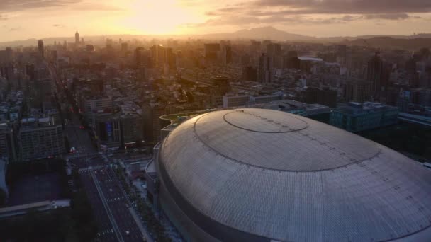 Langzame Voorwaartse Vlucht Bigg Taipei Koepel Mystieke Skyline Wolkenkrabber Gebouwen — Stockvideo