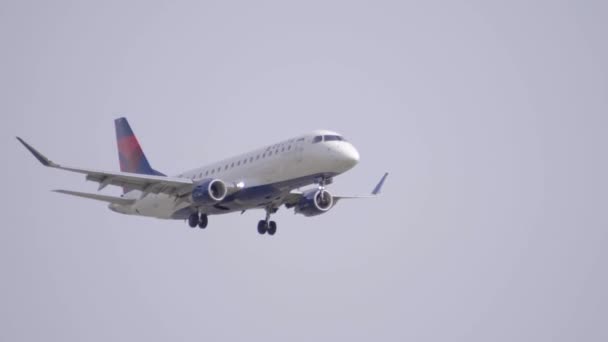 Close Widok Lądowanie Regionalnych Samolotów Liniowych Delta Connection — Wideo stockowe