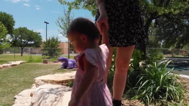 Малюк Мамою Спускається Кам Яних Сходинках Ігровому Майданчику Парк Струмок — стокове відео