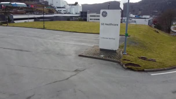 Healthcare Production Facilities Lindesnes Norway Aerial Passing Roadsign Company Logo — Stockvideo