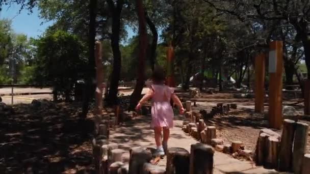 Criança Correr Numa Ponte Brincar Num Parque Infantil Austin Texas — Vídeo de Stock