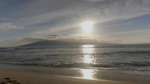 Tiro Pôr Sol Sobre Ondas Mar Lavar Praia Areia Durante — Vídeo de Stock