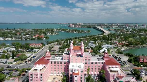 Flying Famous Luxurious Don Cesar Hotel Expansive View Coastal Cityscape — стокове відео