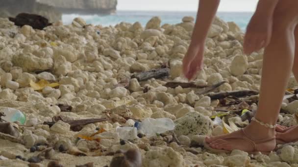 Mulher Viajante Pegar Garrafas Plástico Praia Tropical Durante Caminhada — Vídeo de Stock