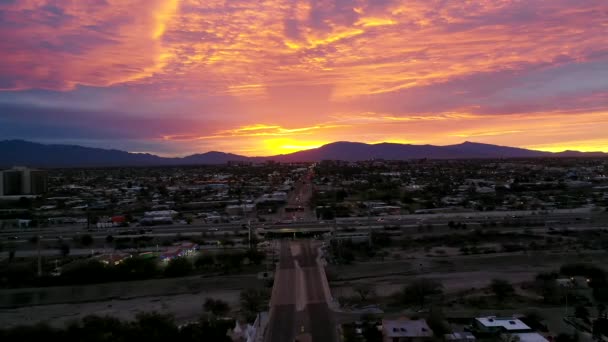 Fast Moving Traffic Dramatic View Sunset Gloaming Throughout Mountain Ranges — Stock Video