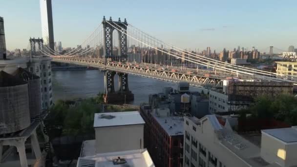 ゴールデン アワーの日没の間に ニューヨーク州ブルックリンに位置するブルックリン橋のドローン ショットを押しています 60Pで撃たれた — ストック動画