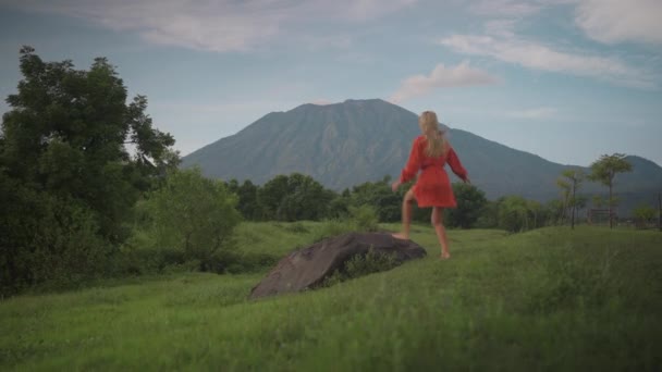 Blond Attractive Woman Steps Volcanic Boulder Looking Mount Agung Bali — Video Stock