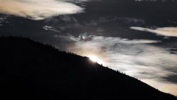 Majestatyczny Wschód Słońca Nad Złowieszczą Postacią Góry — Wideo stockowe