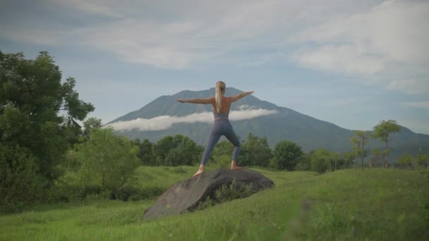 Kobieta Joga Wojownika Pozować Wulkaniczny Głaz Góry Agung Tle — Wideo stockowe