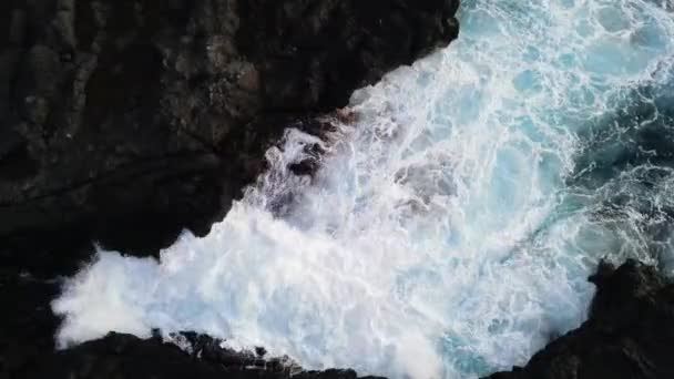 Záběry Vln Řítících Mezi Chlazenými Lávovými Skalami Shora Dolů — Stock video