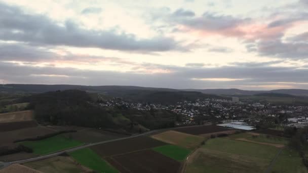 Воздушный Беспилотник Пролетел Над Зеленой Европейской Страной Облаками Заката Движущимися — стоковое видео