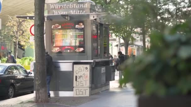 Man Walking Pass Wurstelstand Vienna Sunny Day Wien Mitte Landstrasse — Stock Video