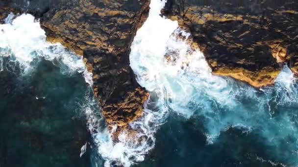 日落时用冷却的熔岩制成的海岸的自上而下无人驾驶镜头 — 图库视频影像