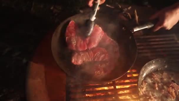 Close Grande Bife Sendo Grelhado Acampamento Fogo Escuro — Vídeo de Stock