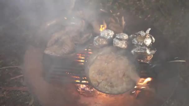 Ohniště Vařící Hostinu Dušeným Steakem Bramborami Fólii Pečené Ohni — Stock video