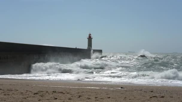 Κύματα Πέφτουν Πάνω Στο Φάρο Του Ντου Ντόρο Πόρτο Πορτογαλία — Αρχείο Βίντεο