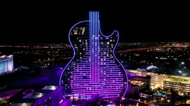 位于佛罗里达州劳德代尔堡 Fort Lauderdale 的塞米诺尔硬岩酒店和赌场的Iconic Guitar酒店的夜景 无人机撤回 — 图库视频影像