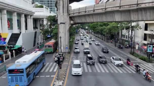 Bangkok Şehir Merkezindeki Araba Trafiği Yüksek Bts Gökdelen Hattı Ratchadamri — Stok video