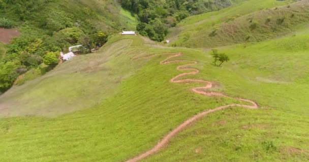 Aerial Descent Dirt Road Zig Zag Trail Green Tropical Mountain — Vídeo de Stock