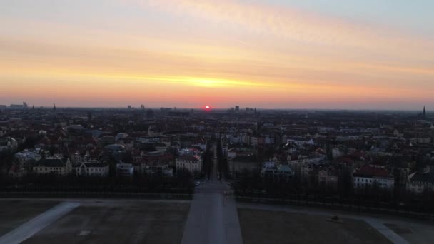 Drohnenüberflug Über Theresienwiese Und Münchner Stadtbild Mit Buntem Sonnenuntergang Deutschland — Stockvideo