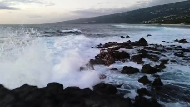 Imágenes Cerca Drones Olas Que Estrellan Una Playa Rocosa Hecha — Vídeos de Stock