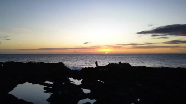 Drohnenaufnahmen Von Menschen Einem Felsigen Strand Vor Einem Sonnenuntergang — Stockvideo