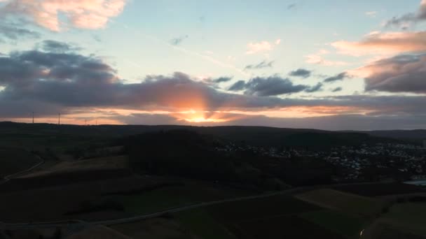 Nap Lenyugvásának Felhők Mozgásának Légi Időrendje Umstadt Hegyek Fölött Németországban — Stock videók