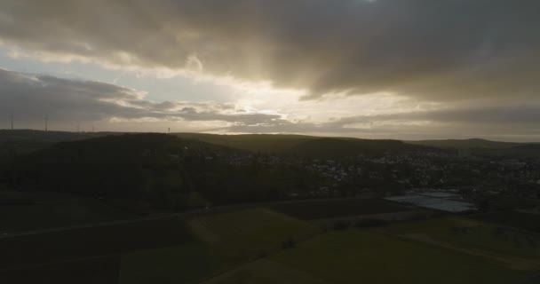 Воздушный Беспилотник Над Зеленым Полем Яркие Лучи Солнца Садящиеся Горой — стоковое видео