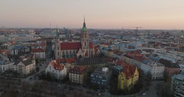 德国的Aerial Drone Orbit Paul Cathedral Rooftops和慕尼黑市的黄昏 — 图库视频影像