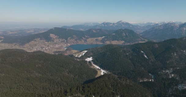 德国阿尔卑斯山顶上的5K无人机 有森林 雪谷和湖景 — 图库视频影像