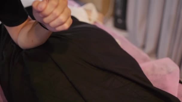 Massage Profond Des Tissus Avec Coude Sur Bas Dos Muscle — Video