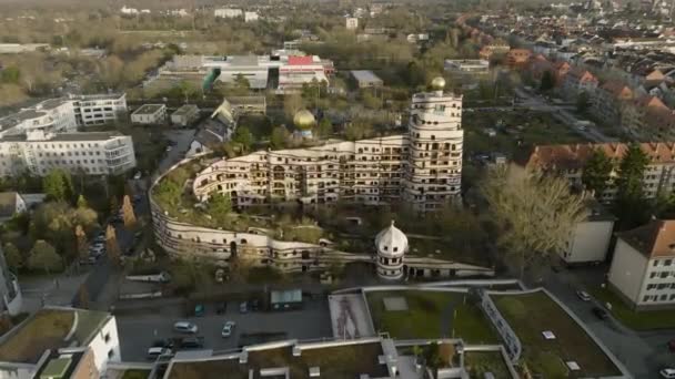 Lotniczy Flyover Zabytkowy Budynek Landmark Hundertwasser House Darmstadt Niemcy Drone — Wideo stockowe