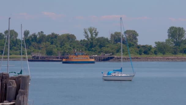 Roll Roll Orange Ferry Heading Hart Island Boats Dock Foreground — Vídeo de Stock