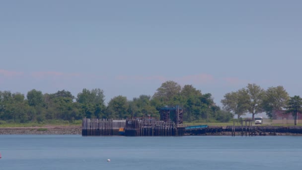 Witte Gevangenisbus Komt Aan Bij Hart Island Nyc Blauwe Lucht — Stockvideo